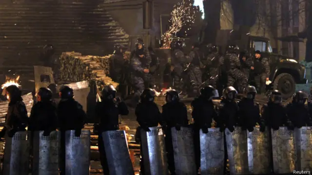 Barreira policial contra protestos na Ucrânia, nesta segunda-feira (Reuters)