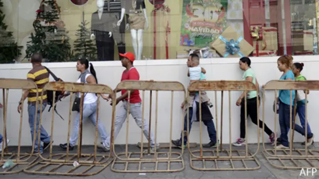 Venezolanos hacen cola