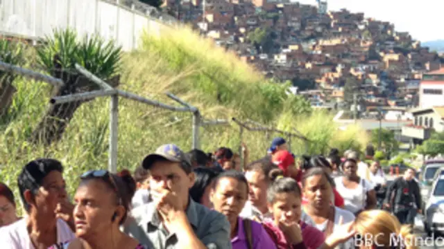 Venezolanos hacen cola