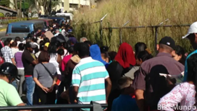 Venezolanos hacen cola