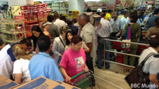 Venezolanos compran leche