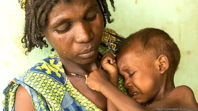 अपने बच्चे के साथ नाइजर की एक महिला