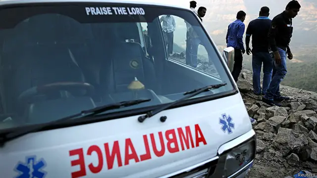 माल्सहेज घाट के पास 2 जनवरी को हुई दुर्घटनास्थल पर खड़ी एक एंबुलेंस