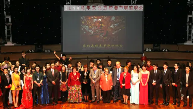 晚会谢幕时纽卡斯尔、杜伦、桑德兰的市长上台与演职人员合影