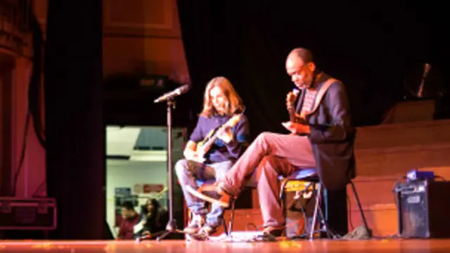 纽卡斯尔本地街头艺人在五校春晚上表演