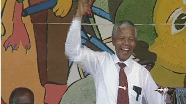 ۔۔۔نیلسن مینڈیلا کو27 برس کی قید کے بعد جنوبی افریقہ کی نسل پرست انتظامیہ کےسربراہ ڈی کلارک کے ہمراہ نوبیل کا امن انعام دیا گیا تھا