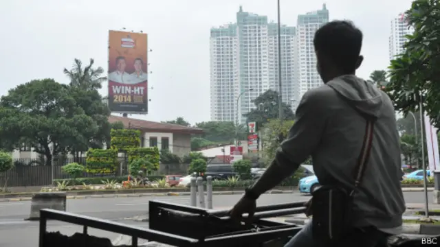 Stiker dan spanduk yang ditempel para caleg dinilai tak efektif