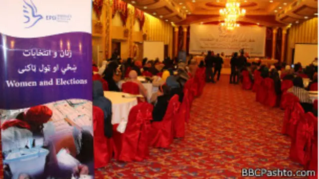 رد پای زنان را تنها در موارد نادر تعاملات سیاسی می‌توان دید، آن هم در مقاطع مشخصی چون انتخابات که نیاز سیاست‌پیشگان مرد ایجاب می‌کند.