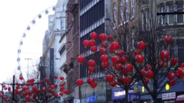 曼城標誌性的市政廳大鐘樓及「曼城眼」摩天輪專門為了中國農曆新年而披上了紅色主題背景光