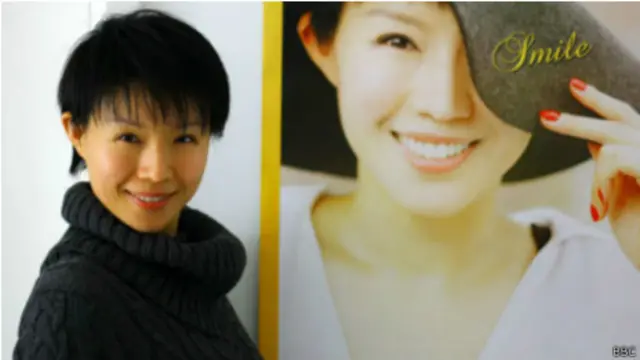 Cantora acredita que corresponde à imagem 'ensolarada' que governo chinês quer projetar