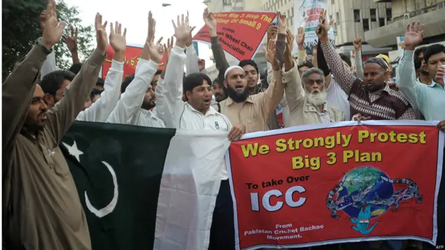 آئی سی سی کے 28 اور 29 جنوری کے اجلاس میں چار ممالک پاکستان، جنوبی افریقہ، سری لنکا اور بنگلہ دیش نے آئی سی سی کے انتظامی ڈھانچے میں تبدیلیوں کے متنازع مسودے کی سخت مخالفت کی تھی جس کے باعث اس مسودے کی کچھ شقوں میں ردو بدل بھی کیا گیا۔ 