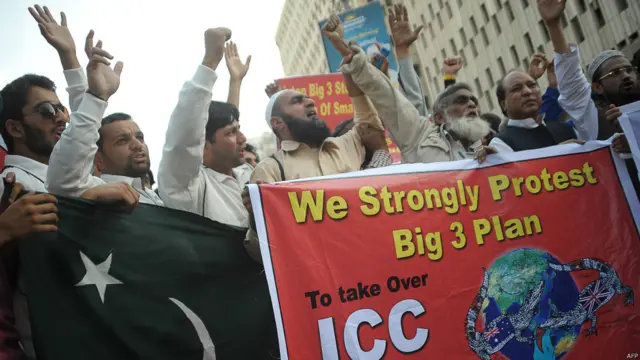 پاکستان کرکٹ بچاؤ موومنٹ کے اس مظاہرے میں آئی سی سی کے خلاف نعرے بازی کی گئی۔ لوگوں نے ادارے کے خلاف پوسٹر بھی اٹھا رکھے تھے۔