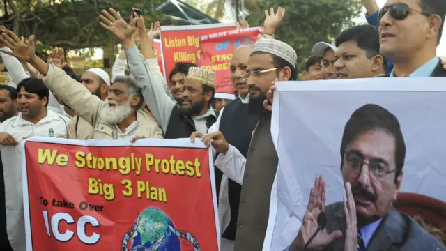 پاکستان کرکٹ بورڈ کے چیئرمین نے کہا کہ آئی سی سی نے اس مسودے میں جو تبدیلیاں کی ہیں انھیں پی سی بی کے گورننگ بورڈ کے سامنے رکھا جائے گا اور دیکھا جائے گا کہ کیا اس سے کرکٹ کے کھیل اور پاکستان کے مفاد کو نقصان تو نہیں پہنچ رہا اور پھر سب کی رائے کے بعد ہی فیصلہ کیا جائےگا۔