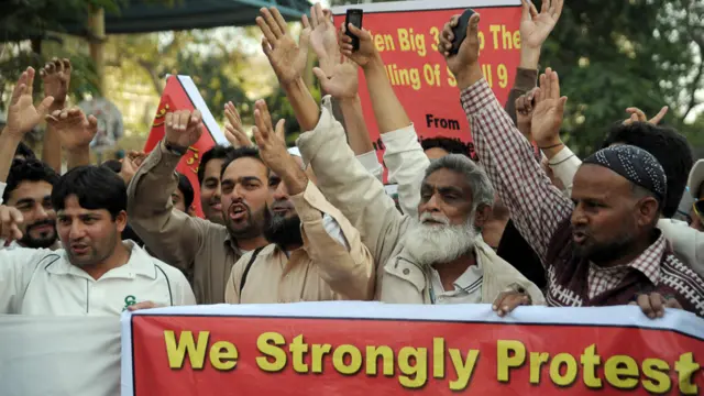 پاکستان کرکٹ ٹیم کے سابق کپتان اور پاکستان تحریک انصاف کے چیئرمین عمران سمیت تقریباً تمام نمایاں سابق کرکٹروں نے مجوزہ مسودے پر تحفظات کا اظہار کیا۔ پاکستان میں کرکٹ بہت مقبول ہے لیکن شدت پسندی کے واقعات کی وجہ سے یہاں بین الاقوامی کرکٹ گذشتہ کئی سال سے نہیں کھیلی گئی اور پاکستان اپنے میچ متحدہ عرب امارات میں کھیلتا ہے۔