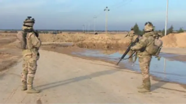 وتحولت طرق الإمداد الرئيسية في مدينة الأنبار إلى ساحات قتال.