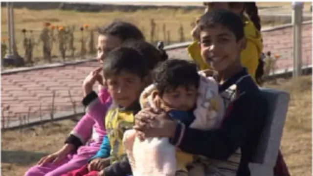 ويبدو الوضع أكثر مأساوية بالنسبة للعديد من العائلات السنية، التي تجد في نهاية المطاف أماكن آمنة، بما في ذلك العيش مع الشيعة العراقيين