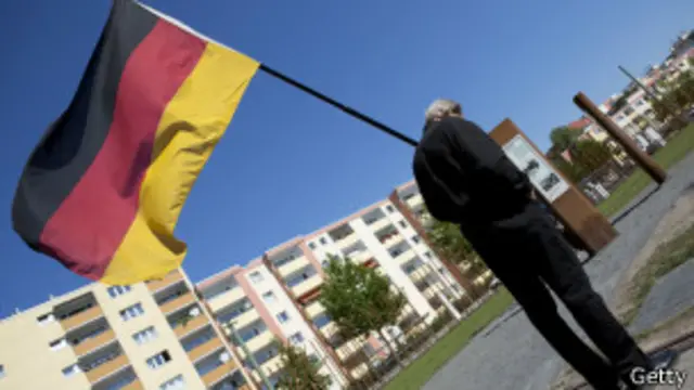 Hombre con bandera alemana