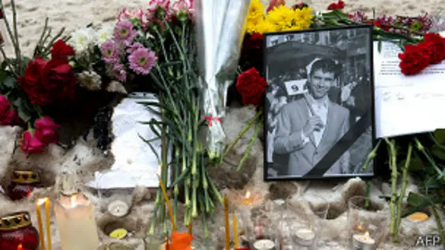 Цветы у портрета