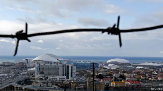 Колючая проволока на фоне Сочи