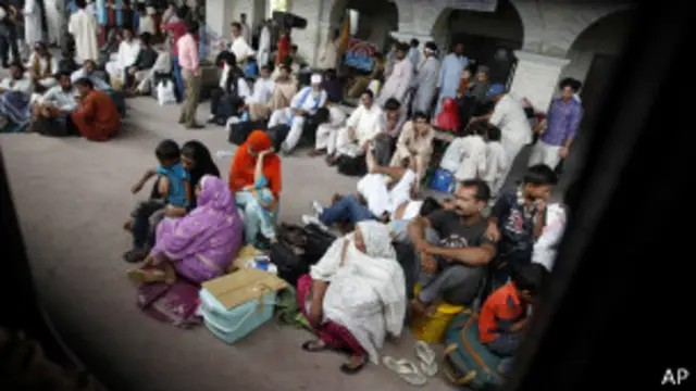 وفاقی وزیر نے بتایا کہ متاثرہ مسافروں کے لیے کھانے پینے اور دیگر انتظامات کیے گئے ہیں