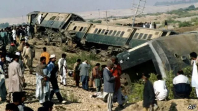 گذشتہ سال بھی شہر جیکب آباد کے قریب خوشحال خان ایکسپریس ٹرین دھماکے کی زد میں آنے سے دو افراد ہلاک اور متعدد زخمی ہو گئے تھے