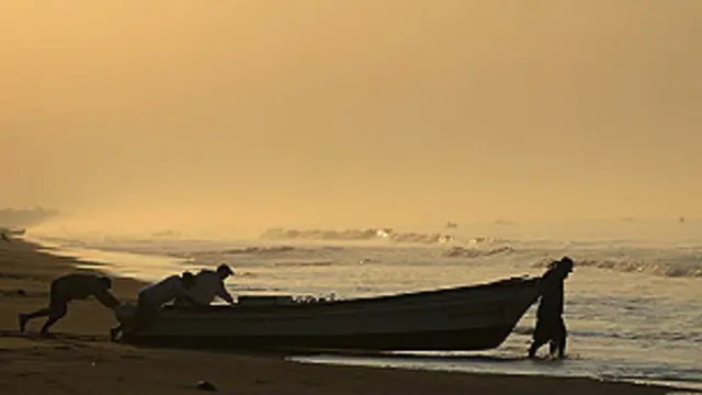 ငါး ရှာမရလို့ ဒေသခံ ရေလုပ်သားတွေ အခက်ကြုံနေရ