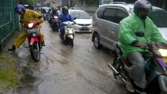 Pengendara roda dua kesulitan menembus banjir