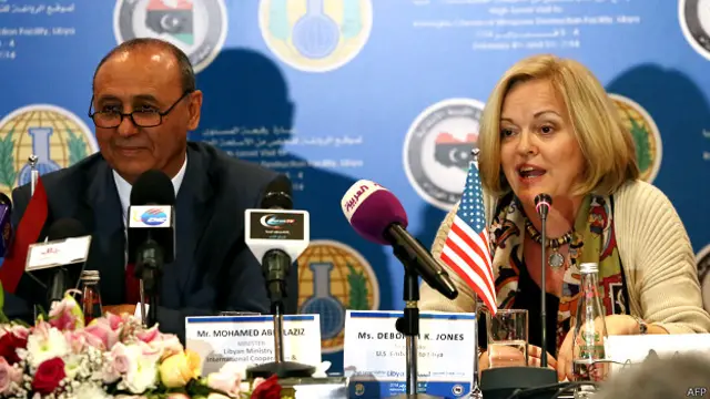 लीबिया, रासायनिक हथियारों को नष्ट करने के बाद प्रेस वार्ता में विदेश मंत्री मोहम्मद अब्देलज़िज, त्रिपोली