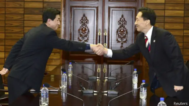 朝鮮代表樸勇一與韓國代表李德行在會議前握手（05/02/2014）