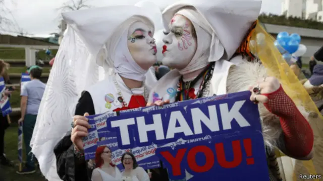 Сторонники однополых браков провели символическую церемонию перед парламентом Шотландии