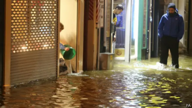 Затопленные районы в городе Корк