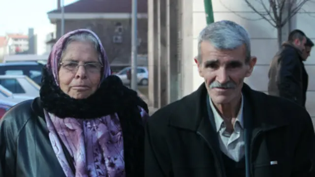 Emekli öğretmen Nazmiye Altındağ CHP'ye oy vereceğini, eşi Mehmet Altındağ ise 'kararsız' olduğunu söylüyor.