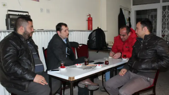 Emin Deniz, Fatih Taşdelen ve Ahmet Dedeci kahvede oyların kime verileceğini tartışıyor.