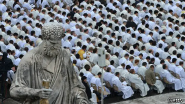 Sacerdotes en el Vaticano