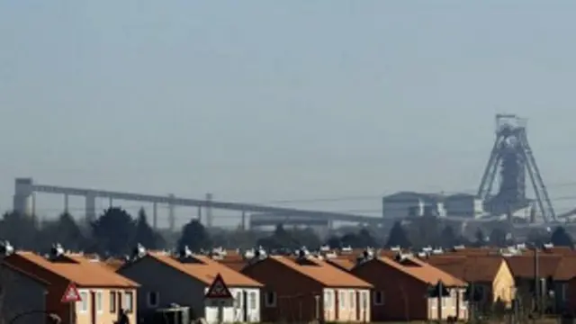 La grève dans le secteur du platine a contribué au ralentiseement de l'économie.