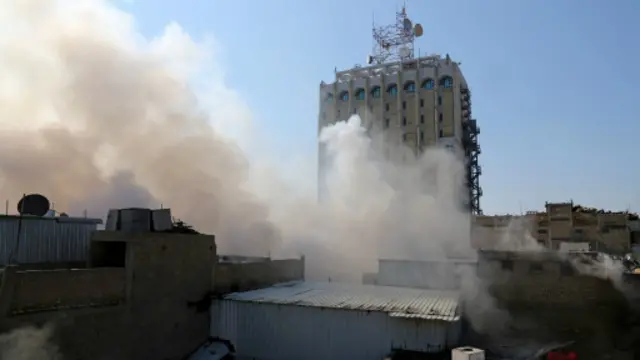 قالت وزارة الداخلية العراقية إن انتحاريا يستقل دراجة نارية مفخخة هاجم مدخل مبنى وزارة الخارجية العراقية.