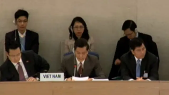 Trưởng đoàn VN trình bày bằng tiếng Anh và những người khác trong đoàn nói tiếng Việt.