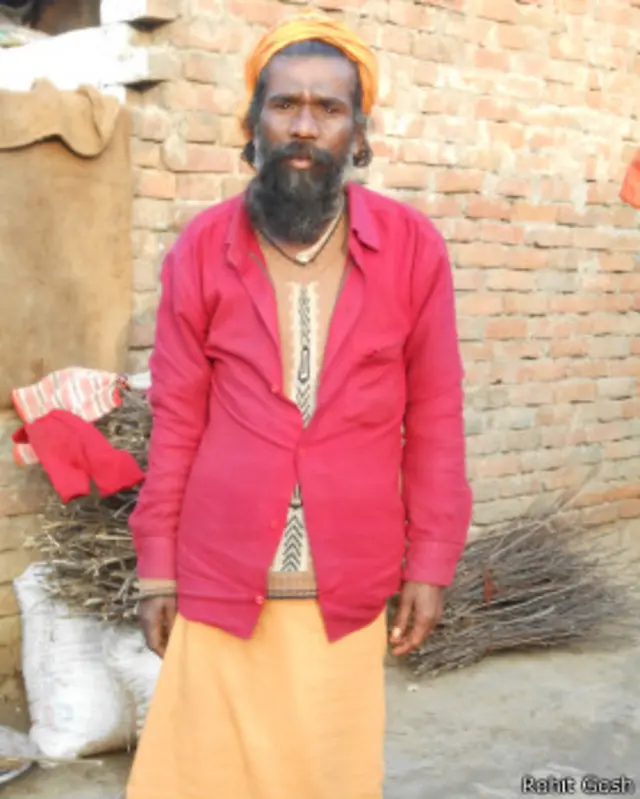 दाढ़ी वाले और गेरुआ वस्त्र पहने लोग आपको यहां ख़ूब मिलेंगे