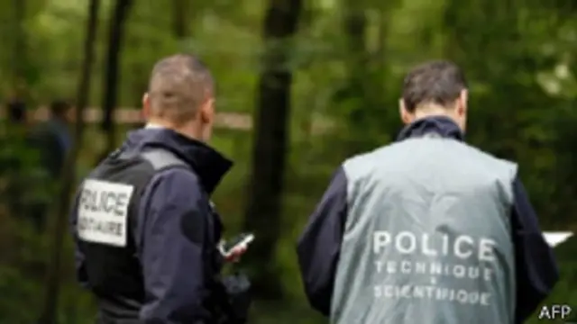 ألقت الشرطة الفرنسية القبض على لص سرق متجر مجوهرات في باريس بالاستعانة بالحمض النووي الذي تركه على وجنة إحدى الرهائن بعد تقبيلها.