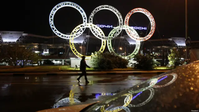 حلقات الاولمبيات الشهيرة امام مطار مدينة سوتشي، التي سيقام بها اولمبياد الالعاب الشتوية. 