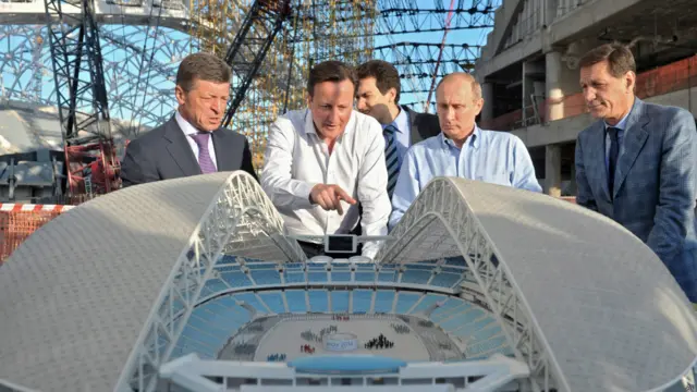 الرئيس الروسي فلاديمير بوتين برفقة رئيس الوزراء البريطاني دايفيد كاميرون وهما يتفقدان ملعب "فيشت"، حيث ستقام مراسم الافتتاح والاختتام. 