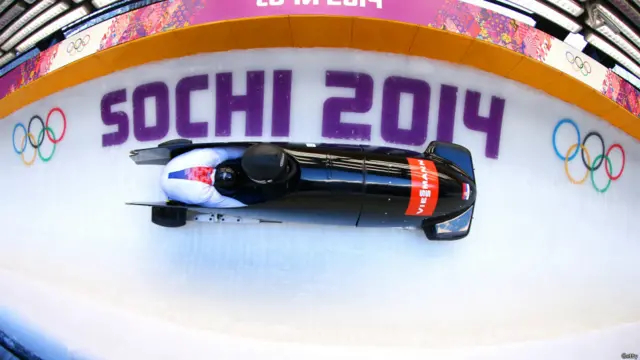 فرد من الفريق الصربي يقوم بالتدريب على زلاجة، قد تصل سرعتها إلى 150 كيلومترا في الساعة. 