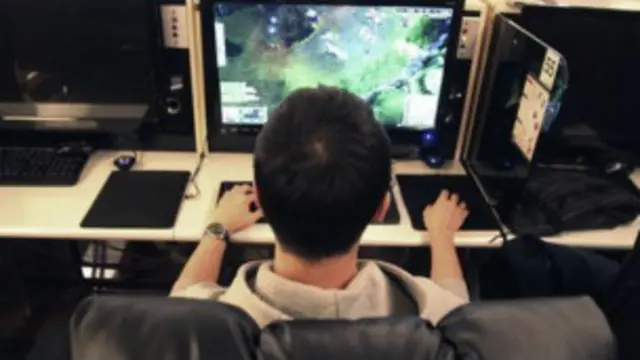 "محتوى الألعاب والفترات التي يقضيها المراهقون في ممارسة الألعاب العنيفة يؤثر ما يبدو على اتجاهاتهم".