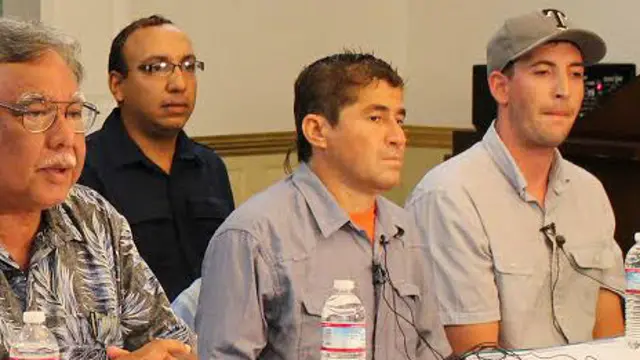 Jose Salvador Alvarenga (centro)