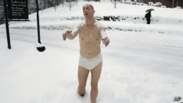 أثار تمثال ينبض بالحياة لرجل شبه عاري يمشي على الثلوج ردود فعل متباينة بين الطلاب في كلية ويلسلي بولاية ماساتشوستس الأمريكية.