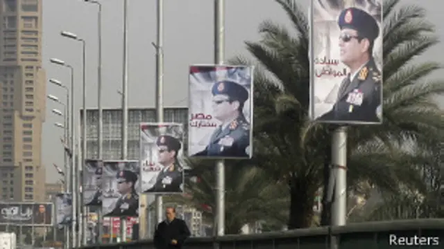 Afiches de Sisi en el Cairo