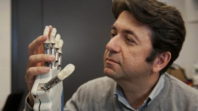 Один из разработчиков бионической руки Сильвестро Мичера