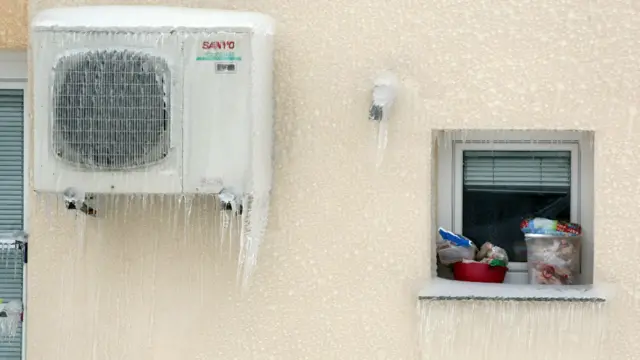 Makanan beku di luar jendela.