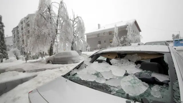 Kaca mobil pecah akibat es