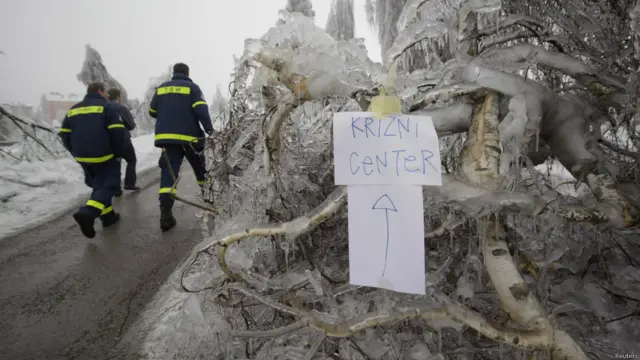 Pasukan pemadam kebakaran berjalan menuju pusat penanganan krisis.